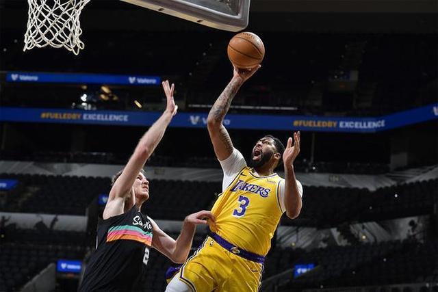  詹姆斯三双助湖人险胜马刺  