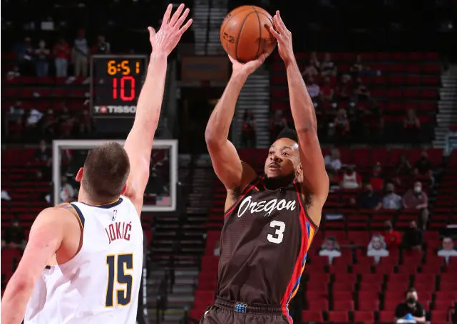  约基奇狂砍三双掘金击败森林狼巩固榜首位置